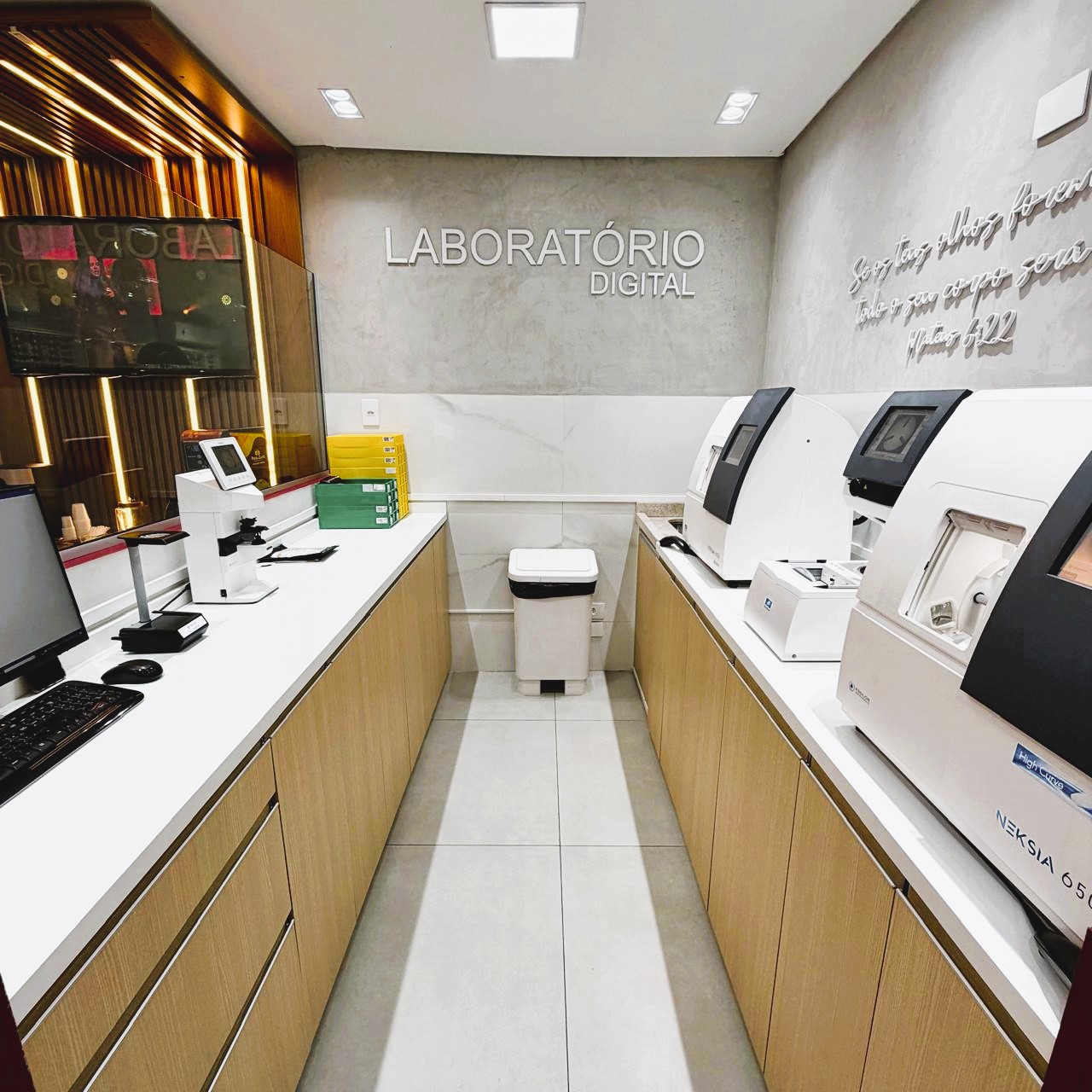 Corredor do Laboratório Digital da Óticas Original Premium em São José dos Campos